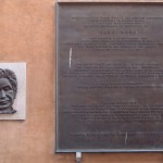 1 La scultura del volto di Aldo Moro e la targa alla memoria poste in via Caetani a Roma
