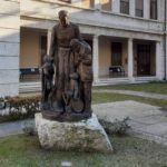 09-La-statua-bronzea-di-don-Carlo-allIstituto-Palazzolo-di-Milano