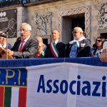 02 Il presidente del Comitato ANPI provinciale Primo Minelli avvia i comizi in piazza Duomo